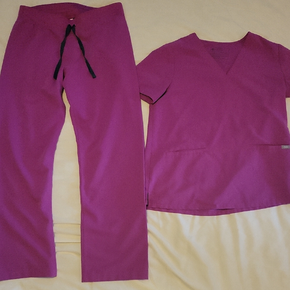 Figs Women's Scrub Set in Electric Orchid Size M Casma Top  Livingston Pants M